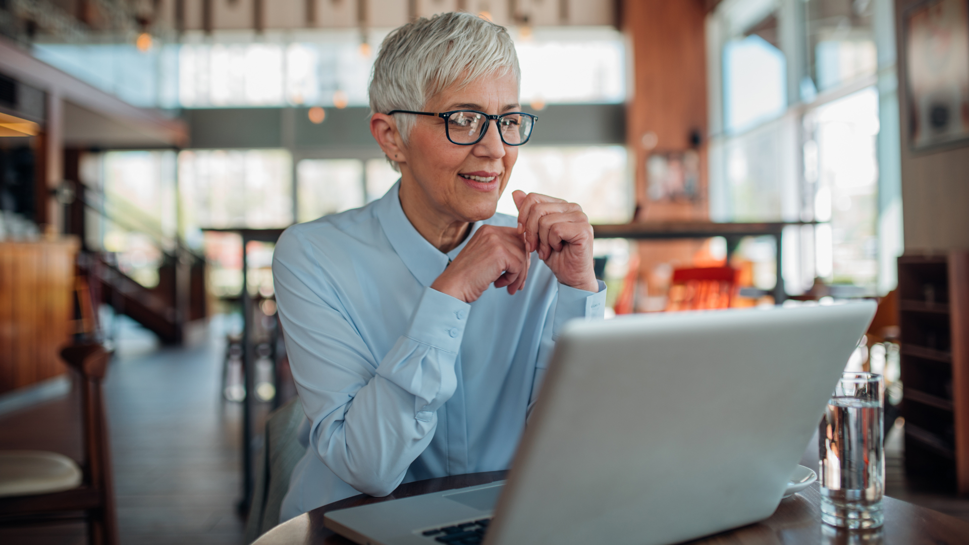 Quickbooks-Digital-Conversion-woman-at-table-with-laptop